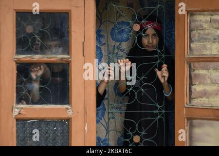 Les enfants shites de Kashmiri regardent la procession 10th de Muharram à Srinagar, dans le Cachemire administré par l'Inde, le 30 août 2020. Les autorités ont imposé des restrictions de circulation dans les zones spécifiques pour arrêter le processus. (Photo de Muzamil Mattoo/NurPhoto) Banque D'Images