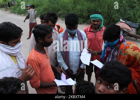 Les patients collectent leurs rapports après avoir été testés pour Covid-19 par le biais de tests rapides d'antigène par les districts centraux mobile Covid-19 van de test, à Vijay Ghat, Mahatma Gandhi Marg sur 30 août 2020 à New Delhi. Une augmentation record de 78 761 cas de coronavirus frais au cours des 24 dernières heures a porté le nombre de cas de Covid en Inde au-delà de 35 lakh. Avec 948 décès, le nombre total de morts en Inde s'élevait à 63 498. Il s'agit de la plus forte augmentation d'une journée des infections à Covid signalées par n'importe quel pays depuis le début de la pandémie. (Photo de Mayank Makhija/NurPhoto) Banque D'Images