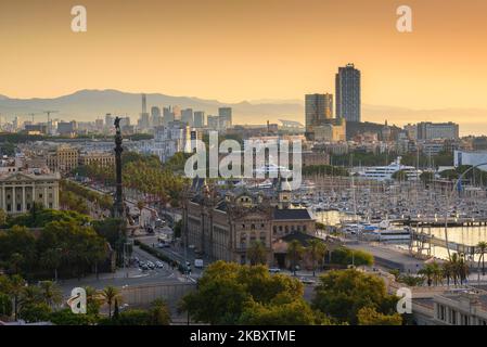 Monument de Columbus, tours olympiques, tour Marenostrum et Port Vell (vieux port) de Barcelone au lever du soleil (Barcelone, Catalogne, Espagne) Banque D'Images