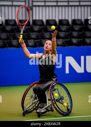 OSS, PAYS-BAS - NOVEMBRE 1: Jiske Griffioen des pays-Bas sert dans son double match féminin avec Momoko Ohtani du Japon contre Lucy Shuker de Grande-Bretagne et Zhenzhen Zhu de Chine pendant le jour 3 des 2022 ITF tennis Masters en fauteuil roulant au Sportcentrum de Rusheuvel sur 1 novembre, 2022 à OSS, pays-Bas (photo de René Nijhuis/Orange Pictures) Banque D'Images