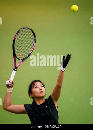 OSS, PAYS-BAS - NOVEMBRE 1: Momoko Ohtani du Japon sert dans son double match féminin avec Jiske Griffioen des pays-Bas contre Lucy Shuker de Grande-Bretagne et Zhenzhen Zhu de Chine pendant le jour 3 des 2022 ITF tennis Masters en fauteuil roulant au Sportcentrum de Rusheuvel sur 1 novembre, 2022 à OSS, pays-Bas (photo de René Nijhuis/Orange Pictures) Banque D'Images