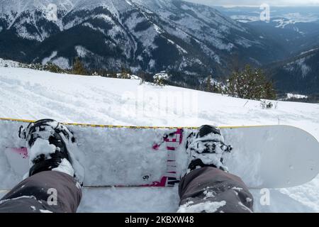 point de vue du snowboarder depuis la pente Banque D'Images