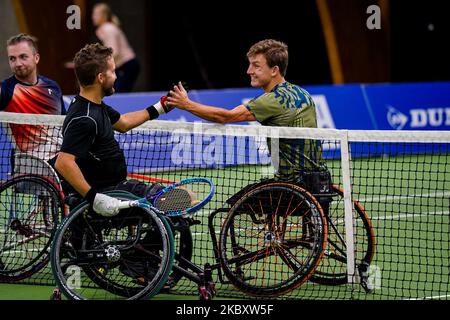 OSS, PAYS-BAS - NOVEMBRE 1 : Robert Shaw du Canada félicite Niels Vink des pays-Bas après leur double match masculin au cours du jour 3 des 2022 Masters de tennis en fauteuil roulant de l'ITF au Sportcentrum de Rusheuvel sur 1 novembre 2022 à OSS, pays-Bas (photo de René Nijhuis/Orange Pictures) Banque D'Images