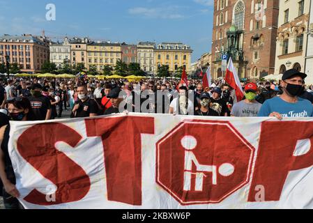 Des membres des organisations nationalistes d'extrême droite et des militants pro-vie vus lors d'une contre-manifestation, contre les LGBT et la Marche pour l'égalité. L'édition de cette année de la Marche pour l'égalité a été modifiée à un format différent en raison des mesures imposées par le gouvernement et de la zone de statut jaune pour la ville de Cracovie imposée par le ministère de la Santé il y a à peine quelques jours. La marche annuelle a eu lieu autour de la place principale. Sur 29 août 2020, à Cracovie, petite Pologne Voivodeship, Pologne. (Photo par Artur Widak/NurPhoto) Banque D'Images