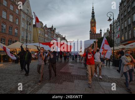 Des membres de la diaspora bélarussienne de la région de Gdansk et des supporters locaux ont participé ce soir à une « Marche de solidarité avec le Bélarus » pour exprimer leur solidarité avec le peuple biélorusse. Sur 30 août 2020, à Gdansk, en Pologne. (Photo par Artur Widak/NurPhoto) Banque D'Images
