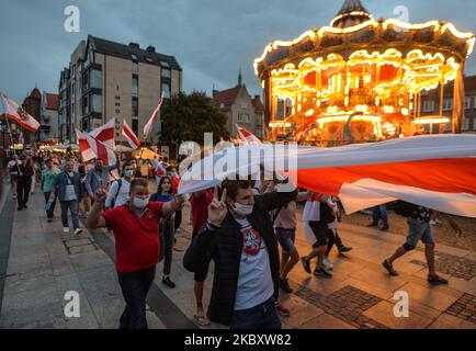 Des membres de la diaspora bélarussienne de la région de Gdansk et des supporters locaux ont participé ce soir à une « Marche de solidarité avec le Bélarus » pour exprimer leur solidarité avec le peuple biélorusse. Sur 30 août 2020, à Gdansk, en Pologne. (Photo par Artur Widak/NurPhoto) Banque D'Images