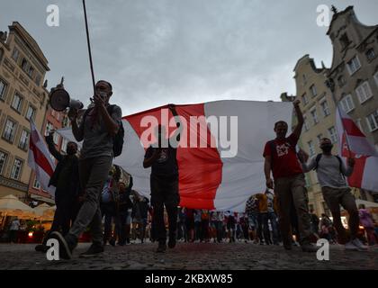 Des membres de la diaspora bélarussienne de la région de Gdansk et des supporters locaux ont participé ce soir à une « Marche de solidarité avec le Bélarus » pour exprimer leur solidarité avec le peuple biélorusse. Sur 30 août 2020, à Gdansk, en Pologne. (Photo par Artur Widak/NurPhoto) Banque D'Images