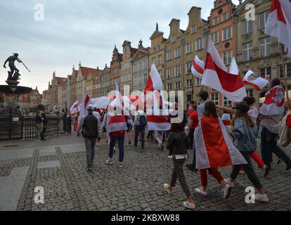Des membres de la diaspora bélarussienne de la région de Gdansk et des supporters locaux ont participé ce soir à une « Marche de solidarité avec le Bélarus » pour exprimer leur solidarité avec le peuple biélorusse. Sur 30 août 2020, à Gdansk, en Pologne. (Photo par Artur Widak/NurPhoto) Banque D'Images