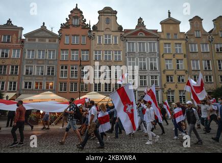 Des membres de la diaspora bélarussienne de la région de Gdansk et des supporters locaux ont participé ce soir à une « Marche de solidarité avec le Bélarus » pour exprimer leur solidarité avec le peuple biélorusse. Sur 30 août 2020, à Gdansk, en Pologne. (Photo par Artur Widak/NurPhoto) Banque D'Images