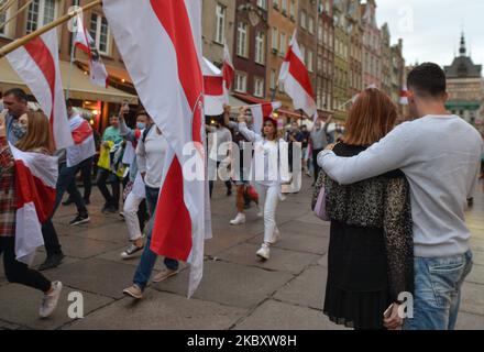 Des membres de la diaspora bélarussienne de la région de Gdansk et des supporters locaux ont participé ce soir à une « Marche de solidarité avec le Bélarus » pour exprimer leur solidarité avec le peuple biélorusse. Sur 30 août 2020, à Gdansk, en Pologne. (Photo par Artur Widak/NurPhoto) Banque D'Images