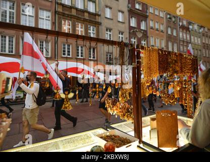 Des membres de la diaspora bélarussienne de la région de Gdansk et des supporters locaux ont participé ce soir à une « Marche de solidarité avec le Bélarus » pour exprimer leur solidarité avec le peuple biélorusse. Sur 30 août 2020, à Gdansk, en Pologne. (Photo par Artur Widak/NurPhoto) Banque D'Images