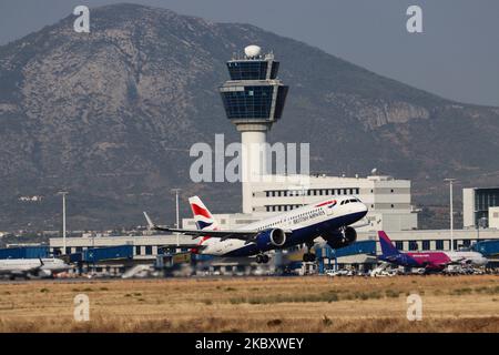 Avions Airbus A320neo de British Airways vus au décollage, au départ de la capitale grecque, l'aéroport international d'Athènes ATH LGAV. Depuis février 2020, l'Airbus A320-251N est en vol pour BA et est équipé de 2x moteurs CFMI. Le nouveau plan moderne et avancé a l'enregistrement G-TTNK. Le vol de départ pendant la pandémie du coronavirus Covid-19 à Athènes en direction de Londres Heathrow LHR. British Airways BAW Speedbird est le porte-drapeau du Royaume-Uni, propriété de IAG Internationa Airlines Group et membre de l'alliance aérienne oneworld. Le 26 août 2020 à Athènes, Grèce.(photo par Banque D'Images