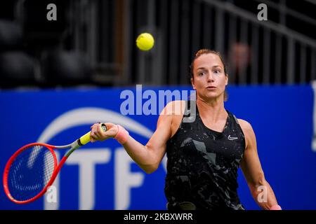 OSS, PAYS-BAS - NOVEMBRE 1 : Jiske Griffioen, des pays-Bas, joue un rôle de premier plan dans le double match de ses femmes avec Momoko Ohtani, du Japon, contre Lucy Shuker, de Grande-Bretagne, et Zhenzhen Zhu, de Chine, au cours du jour 3 des Masters de tennis en fauteuil roulant 2022 de l'ITF au Sportcentrum de Rusheuvel sur 1 novembre 2022 à OSS, aux pays-Bas (Photo de Rene Nijhuis/Orange Pictures) Banque D'Images