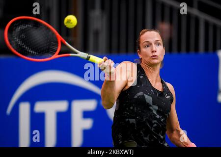 OSS, PAYS-BAS - NOVEMBRE 1 : Jiske Griffioen, des pays-Bas, joue un rôle de premier plan dans le double match de ses femmes avec Momoko Ohtani, du Japon, contre Lucy Shuker, de Grande-Bretagne, et Zhenzhen Zhu, de Chine, au cours du jour 3 des Masters de tennis en fauteuil roulant 2022 de l'ITF au Sportcentrum de Rusheuvel sur 1 novembre 2022 à OSS, aux pays-Bas (Photo de Rene Nijhuis/Orange Pictures) Banque D'Images