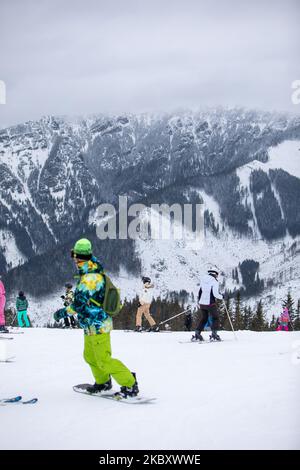 Slovaquie, Jasna - 4 février 2022: Hiver vue montagne ski station pistes personnes ski et snowboard Banque D'Images