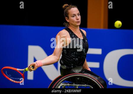 OSS, PAYS-BAS - NOVEMBRE 1 : Jiske Griffioen, des pays-Bas, joue un rôle de premier plan dans le double match de ses femmes avec Momoko Ohtani, du Japon, contre Lucy Shuker, de Grande-Bretagne, et Zhenzhen Zhu, de Chine, au cours du jour 3 des Masters de tennis en fauteuil roulant 2022 de l'ITF au Sportcentrum de Rusheuvel sur 1 novembre 2022 à OSS, aux pays-Bas (Photo de Rene Nijhuis/Orange Pictures) Banque D'Images