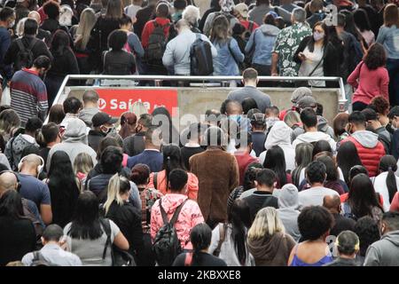 Mouvement intense des passagers, portant des masques de protection du visage à la gare de Luz, région centrale de la ville de São Paulo, Brazi, le 31st août 2020. L'état de São Paulo est proche de la marque de 30 mille morts dues au nouveau coronavirus , selon les données publiées par le Département d'Etat de la Santé. En tout, l'État enregistre 29 978 décès signalés, soit une augmentation de 34 décès par rapport au dernier bulletin. 31 août 2020. (Photo de Fabio Vieira/FotoRua/NurPhoto) Banque D'Images