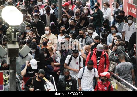 Mouvement intense des passagers, portant des masques de protection du visage à la gare de Luz, région centrale de la ville de São Paulo, Brazi, le 31st août 2020. L'état de São Paulo est proche de la marque de 30 mille morts dues au nouveau coronavirus , selon les données publiées par le Département d'Etat de la Santé. En tout, l'État enregistre 29 978 décès signalés, soit une augmentation de 34 décès par rapport au dernier bulletin. 31 août 2020. (Photo de Fabio Vieira/FotoRua/NurPhoto) Banque D'Images