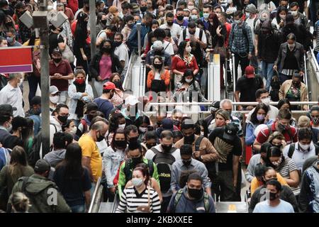 Mouvement intense des passagers, portant des masques de protection du visage à la gare de Luz, région centrale de la ville de São Paulo, Brazi, le 31st août 2020. L'état de São Paulo est proche de la marque de 30 mille morts dues au nouveau coronavirus , selon les données publiées par le Département d'Etat de la Santé. En tout, l'État enregistre 29 978 décès signalés, soit une augmentation de 34 décès par rapport au dernier bulletin. 31 août 2020. (Photo de Fabio Vieira/FotoRua/NurPhoto) Banque D'Images