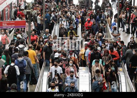 Mouvement intense des passagers, portant des masques de protection du visage à la gare de Luz, région centrale de la ville de São Paulo, Brazi, le 31st août 2020. L'état de São Paulo est proche de la marque de 30 mille morts dues au nouveau coronavirus , selon les données publiées par le Département d'Etat de la Santé. En tout, l'État enregistre 29 978 décès signalés, soit une augmentation de 34 décès par rapport au dernier bulletin. 31 août 2020. (Photo de Fabio Vieira/FotoRua/NurPhoto) Banque D'Images