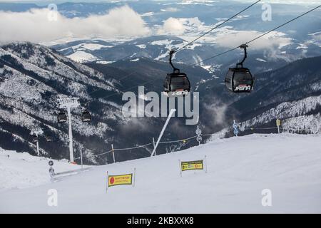 Slovaquie, Jasna - 3 février 2022 : station de ski de cabine de télésiège Banque D'Images