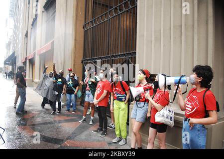 Les groupes de défense des droits des locataires se sont rassemblés devant le tribunal municipal où le tribunal du propriétaire-locataire est entendu alors que Philadelphie met fin à son moratoire sur les expulsions, menaçant ainsi des milliers d'expulsions, alors même que la COVID-19 continue de se propager à travers le pays et que la ville menace d'expulser les activistes du logement réclamant des logements pour Philadelphie plus 5 000 résidents déjà sans logement de trois campements autour de Philadelphie, PA sur 31 août 2020. (Photo par Cory Clark/NurPhoto) Banque D'Images