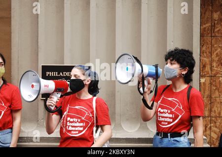 Les groupes de défense des droits des locataires se sont rassemblés devant le tribunal municipal où le tribunal du propriétaire-locataire est entendu alors que Philadelphie met fin à son moratoire sur les expulsions, menaçant ainsi des milliers d'expulsions, alors même que la COVID-19 continue de se propager à travers le pays et que la ville menace d'expulser les activistes du logement réclamant des logements pour Philadelphie plus 5 000 résidents déjà sans logement de trois campements autour de Philadelphie, PA sur 31 août 2020. (Photo par Cory Clark/NurPhoto) Banque D'Images