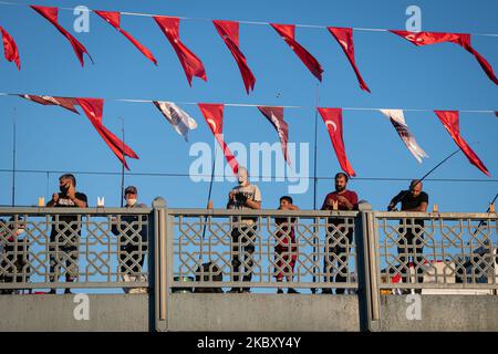 Les Turcs portant un masque facial ont suivi leurs habitudes de vie quotidiennes à Istanbul, en Turquie, sur 29 août 2020, alors que les pêcheurs tentaient de pêcher au large du pont de Galata, tandis que la pandémie de Covid-19 a vu une augmentation des nouveaux cas quotidiens de coronavirus. (Photo de Diego Cupolo/NurPhoto) Banque D'Images