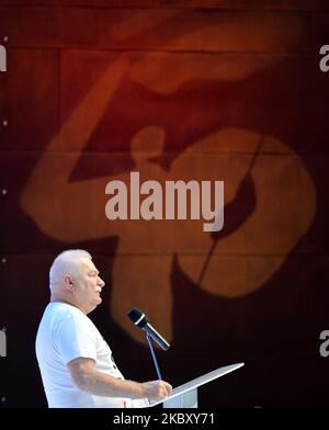 Lech Walesa, co-fondateur et ancien chef de Solidarnosc, s'adresse à ses partisans et médias à l'intérieur du Centre européen de solidarité, à l'occasion du 40th anniversaire de l'Accord de Gdansk. Deux célébrations distinctes du même événement ont eu lieu une fois de plus. L'ancien dirigeant de Solidarnosc Lech Wa?esa s'est joint aux partis et organisations d'opposition polonais pour la célébration du matin. Des centaines de membres de solidarité de toute la Pologne ont participé aux célébrations officielles de l'après-midi avec le Président Andrzej Duda et le Premier ministre Mateusz Morawiecki. Lundi, 31 août 2020, à Gdansk, en Pologne. (Photo Banque D'Images