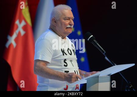 Lech Walesa, co-fondateur et ancien chef de Solidarnosc, s'adresse à ses partisans et médias à l'intérieur du Centre européen de solidarité, à l'occasion du 40th anniversaire de l'Accord de Gdansk. Deux célébrations distinctes du même événement ont eu lieu une fois de plus. L'ancien dirigeant de Solidarnosc Lech Wa?esa s'est joint aux partis et organisations d'opposition polonais pour la célébration du matin. Des centaines de membres de solidarité de toute la Pologne ont participé aux célébrations officielles de l'après-midi avec le Président Andrzej Duda et le Premier ministre Mateusz Morawiecki. Lundi, 31 août 2020, à Gdansk, en Pologne. (Photo Banque D'Images