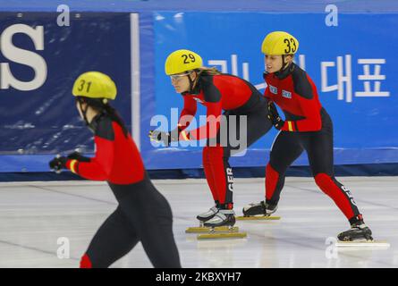 Priebst Christin, à gauche, et Riedel Julia, à droite, de l'Allemagne, se dispute les quarts de finale de relais de 3000 mètres des Championnats du monde de patinage de vitesse sur piste courte 2009 de l'UIP sur 25 septembre 2009 à Séoul, en Corée du Sud. (Photo de Seung-il Ryu/NurPhoto) Banque D'Images