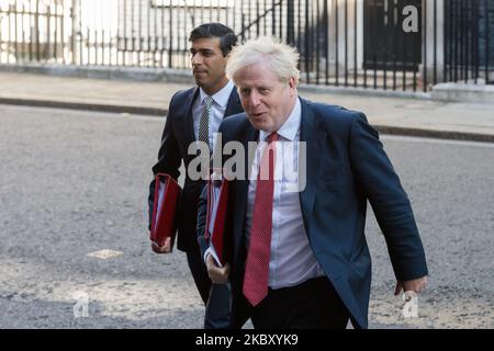 Le Premier ministre britannique Boris Johnson (R) et le chancelier de l'Échiquier Rishi Sunak quittent le 10 Downing Street dans le centre de Londres pour assister à une réunion du Cabinet alors que le Parlement revient après les vacances d'été dans le contexte de la pandémie de coronavirus qui se poursuit le 01 septembre 2020 à Londres, en Angleterre. (Photo de Wiktor Szymanowicz/NurPhoto) Banque D'Images