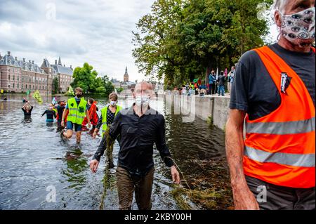 Environ vingt-cinq activistes XR sont arrivés dans l'eau pour attirer l'attention sur la crise climatique et écologique, lors de la manifestation où la campagne sur le climat de la Nouvelle rébellion d'extinction a commencé à la Haye, aux pays-Bas, sur 1 septembre 2020. (Photo par Romy Arroyo Fernandez/NurPhoto) Banque D'Images