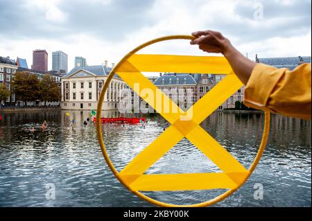 Environ vingt-cinq activistes XR sont arrivés dans l'eau pour attirer l'attention sur la crise climatique et écologique, lors de la manifestation où la campagne sur le climat de la Nouvelle rébellion d'extinction a commencé à la Haye, aux pays-Bas, sur 1 septembre 2020. (Photo par Romy Arroyo Fernandez/NurPhoto) Banque D'Images