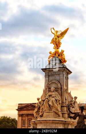 Photo verticale d'une statue dorée à Trafalgar Square, à Londres, au Royaume-Uni Banque D'Images