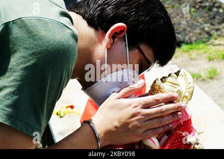 Un dévot hindou prie à l'oreille d'une idole de Dieu hindou à tête d'éléphant Ganesh le dernier jour du festival de Ganesh Chaturthi à Nagpur, en Inde, sur 1 septembre 2020. (Photo par Azhar Khan/NurPhoto) Banque D'Images