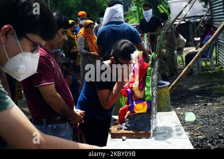 Un dévot hindou prie à l'oreille d'une idole de Dieu hindou à tête d'éléphant Ganesh le dernier jour du festival de Ganesh Chaturthi à Nagpur, en Inde, sur 1 septembre 2020. (Photo par Azhar Khan/NurPhoto) Banque D'Images