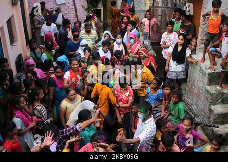 Les dévotés hindous célèbrent en emportant l'idole de Lord Ganesh dans un étang artificiel pour exécuter Visarjan à l'occasion d'Anant Chaturthi sur 1 septembre 2020 à New Delhi. Ganesh Visarjan est le processus d'immersion de l'idole de Ganesh dans l'eau, marquant la fin du festival. (Photo de Mayank Makhija/NurPhoto) Banque D'Images