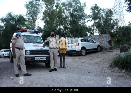 Delhi personnel de police qui garde les points d'entrée menant à la rivière Yamuna pour empêcher les dévots d'immerger des idoles pendant Visarjan à l'occasion d'Anant Chaturthi sur 1 septembre 2020 à New Delhi. Ganesh Visarjan est le processus d'immersion de l'idole de Ganesh dans l'eau, marquant la fin du festival. Malgré les restrictions de Covid-19, certaines personnes ont été trouvées en violation des directives en effectuant une immersion dans la rivière Yamuna et en ignorant les normes de distanciation sociale dans la capitale nationale. (Photo de Mayank Makhija/NurPhoto) Banque D'Images