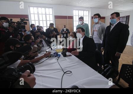 L'ancien président Rafael Correa d'une tablette essayant d'accepter sa candidature, Pierina Correa, à gauche, et le candidat présidentiel Andres Arauz lors de la conférence de presse à Quito, Equateur, 1 septembre 2020. Le Conseil électoral national n'a pas proclamé la candidature à la vice-présidence de Rafael Correa, malgré la tentative du Centre démocratique. (Photo par Franklin Jacome/Agencia Press South/NurPhoto) Banque D'Images