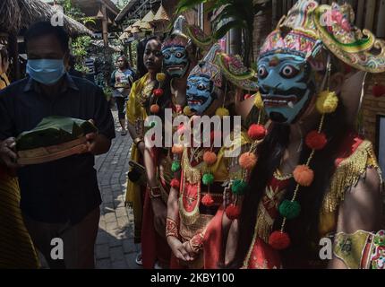 Préparation participants de la tradition de pèlerinage du masque Malangan au tombeau du créateur la danse du masque Malang dans le cimetière public, village Polowijen, Malang, Java-est, Indonésie, Sur 29 août 2020. La tradition de pèlerinage et de purification avec une prière 'l'art du masque alangan' peut être réalisée après des activités relaxantes du gouvernement local pendant l'épidémie de Covid-19 à une nouvelle normale. (Photo par Aman Rochman/NurPhoto) Banque D'Images