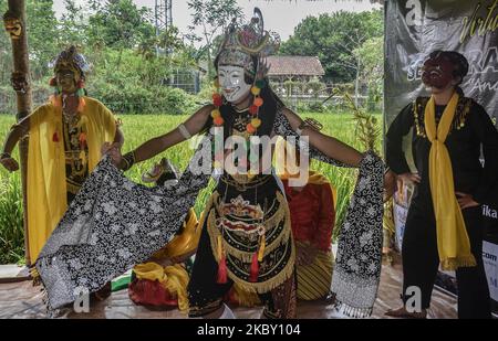 Les participants dansent l'art de la danse du masque de Malangan, lors du pèlerinage traditionnel annuel et des activités de prière au tombeau du créateur de la danse du masque de Malang dans le cimetière public, village de Polowijen, Malang, East Java, Indonésie, Sur 29 août 2020. La tradition de pèlerinage et de purification avec une prière 'l'art du masque alangan' peut être réalisée après des activités relaxantes du gouvernement local pendant l'épidémie de Covid-19 à une nouvelle normale. (Photo par Aman Rochman/NurPhoto) Banque D'Images