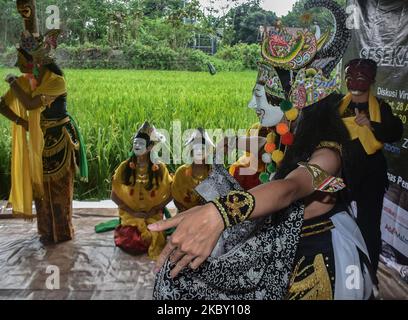 Les participants dansent l'art de la danse du masque de Malangan, lors du pèlerinage traditionnel annuel et des activités de prière au tombeau du créateur de la danse du masque de Malang dans le cimetière public, village de Polowijen, Malang, East Java, Indonésie, Sur 29 août 2020. La tradition de pèlerinage et de purification avec une prière 'l'art du masque alangan' peut être réalisée après des activités relaxantes du gouvernement local pendant l'épidémie de Covid-19 à une nouvelle normale. (Photo par Aman Rochman/NurPhoto) Banque D'Images