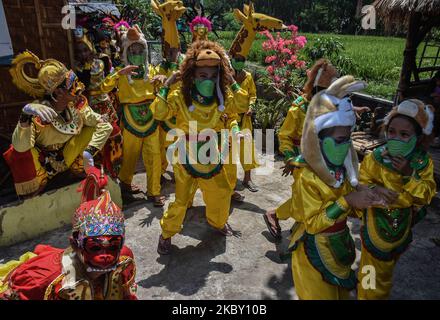 Les participants au rituel vêtus d'Anoman (une figure de singe dans l'histoire de Mahabarata) et les enfants habillés d'animaux, dirigés vers la tombe le créateur de l'art du masque Malangan (Mbah Reni) dans le village de Polowijen, Malang, East Java, Indonésie, on 29 août, 2020. La tradition du pèlerinage et de la sanctification avec la prière 'Mak Art Malangan' qui se tient une fois par an. Cela peut être effectué après avoir facilité les activités du gouvernement local pendant l'épidémie de Covid-19 vers une nouvelle norme. (Photo par Aman Rochman/NurPhoto) Banque D'Images