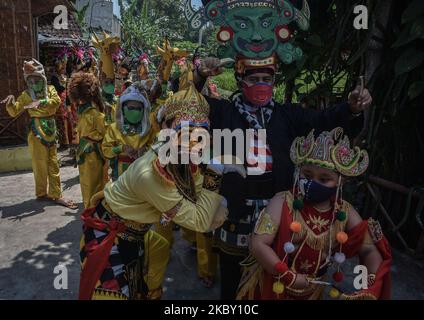 Les participants au rituel vêtus d'Anoman (une figure de singe dans l'histoire de Mahabarata) et les enfants habillés d'animaux, dirigés vers la tombe du créateur de l'art du masque Malangan (Mbah Reni) dans le village de Polowijen, Malang, Java-est, Indonésie, sur 29 août, 2020. La tradition du pèlerinage et de la sanctification avec la prière 'Mak Art Malangan' qui se tient une fois par an. Cela peut être effectué après avoir facilité les activités du gouvernement local pendant l'épidémie de Covid-19 vers une nouvelle norme. (Photo par Aman Rochman/NurPhoto) Banque D'Images