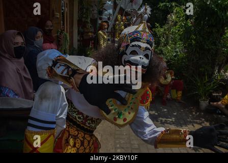 Les participants au rituel vêtus d'Anoman (une figure de singe dans l'histoire de Mahabarata) et les enfants habillés d'animaux, dirigés vers la tombe du créateur de l'art du masque Malangan (Mbah Reni) dans le village de Polowijen, Malang, Java-est, Indonésie, sur 29 août, 2020. La tradition du pèlerinage et de la sanctification avec la prière 'Mak Art Malangan' qui se tient une fois par an. Cela peut être effectué après avoir facilité les activités du gouvernement local pendant l'épidémie de Covid-19 vers une nouvelle norme. (Photo par Aman Rochman/NurPhoto) Banque D'Images