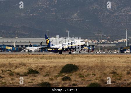 Ryanair Low Cost Carrier, Boeing 737-800 comme vu au sol, à l'accélération, à la rotation et au vol comme l'avion est au départ de l'aéroport international d'Athènes ATH LGAV en Grèce avec l'enregistrement 9H-QAR. L'avion à réaction de la compagnie aérienne économique est en fait de Malta Air, une compagnie aérienne à bas prix qui est une coentreprise entre le transporteur irlandais et le gouvernement de Malte fondée en 2019 avec 120 avions transférés de Ryanair, opérant tous les vols sous le nom de Ryanair. Athènes, Grèce sur 26 août 2020 (photo de Nicolas Economou/NurPhoto) Banque D'Images