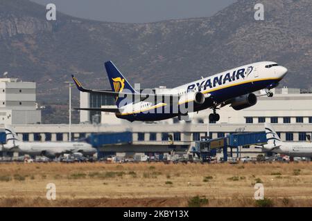 Ryanair Low Cost Carrier, Boeing 737-800 comme vu au sol, à l'accélération, à la rotation et au vol comme l'avion est au départ de l'aéroport international d'Athènes ATH LGAV en Grèce avec l'enregistrement 9H-QAR. L'avion à réaction de la compagnie aérienne économique est en fait de Malta Air, une compagnie aérienne à bas prix qui est une coentreprise entre le transporteur irlandais et le gouvernement de Malte fondée en 2019 avec 120 avions transférés de Ryanair, opérant tous les vols sous le nom de Ryanair. Athènes, Grèce sur 26 août 2020 (photo de Nicolas Economou/NurPhoto) Banque D'Images