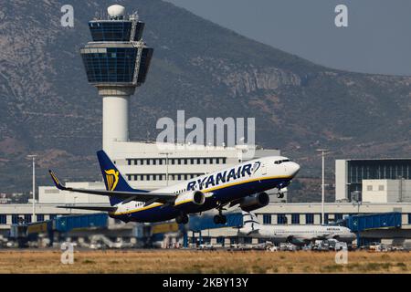 Ryanair Low Cost Carrier, Boeing 737-800 comme vu au sol, à l'accélération, à la rotation et au vol comme l'avion est au départ de l'aéroport international d'Athènes ATH LGAV en Grèce avec l'enregistrement 9H-QAR. L'avion à réaction de la compagnie aérienne économique est en fait de Malta Air, une compagnie aérienne à bas prix qui est une coentreprise entre le transporteur irlandais et le gouvernement de Malte fondée en 2019 avec 120 avions transférés de Ryanair, opérant tous les vols sous le nom de Ryanair. Athènes, Grèce sur 26 août 2020 (photo de Nicolas Economou/NurPhoto) Banque D'Images