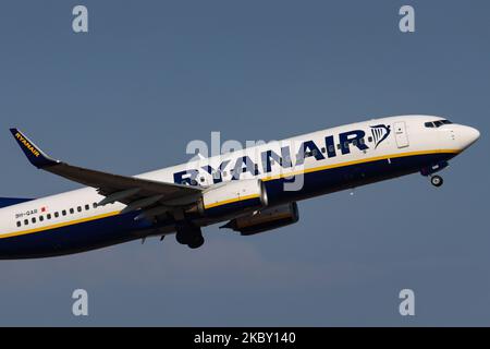 Ryanair Low Cost Carrier, Boeing 737-800 comme vu au sol, à l'accélération, à la rotation et au vol comme l'avion est au départ de l'aéroport international d'Athènes ATH LGAV en Grèce avec l'enregistrement 9H-QAR. L'avion à réaction de la compagnie aérienne économique est en fait de Malta Air, une compagnie aérienne à bas prix qui est une coentreprise entre le transporteur irlandais et le gouvernement de Malte fondée en 2019 avec 120 avions transférés de Ryanair, opérant tous les vols sous le nom de Ryanair. Athènes, Grèce sur 26 août 2020 (photo de Nicolas Economou/NurPhoto) Banque D'Images
